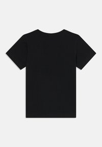 Μαύρο βαμβακερό T-shirt με κοντά μανίκια, κλασικό λαιμόκοψη και λεία υφή. Χωρίς ορατά λογότυπα ή μοτίβα.