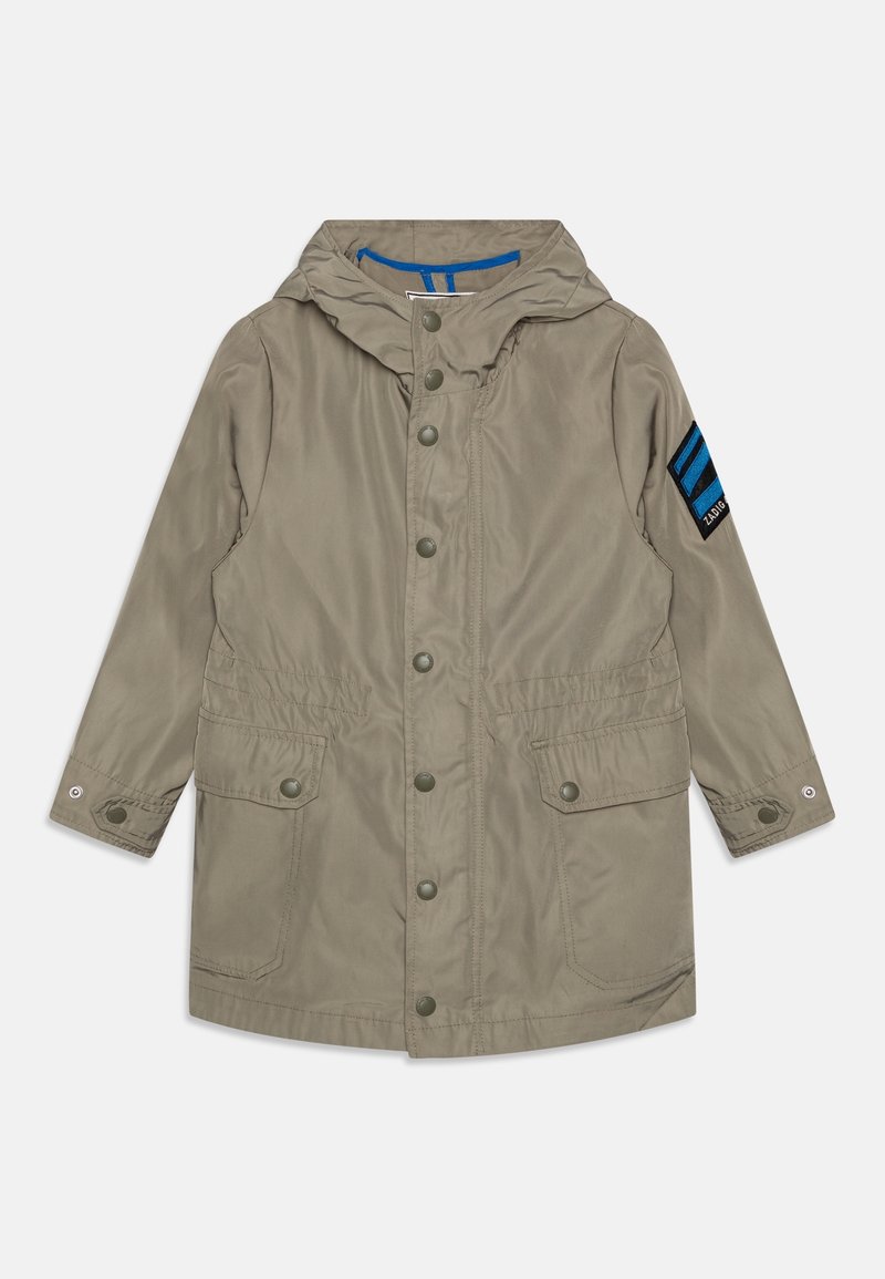 Veste à capuche marron clair avec boutons-pression, deux poches à rabat et écusson à rayures bleues sur la manche gauche.