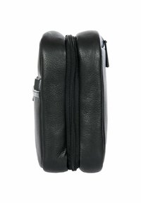 Zwarte leren tas met textuur, dubbele ritsen, compact ontwerp, gladde afwerking en zijvak voor extra opslag.