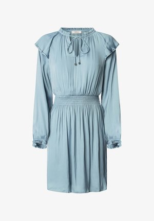 Vestido de manga larga azul claro con cintura fruncida, puños con volantes, adornos en los hombros y cierre con lazo en el cuello redondo.