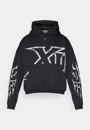 Felpa nera con cappuccio e grande grafica bianca screpolata su petto e maniche, dotata di tasca a marsupio frontale e piccolo logo bianco vicino al collo.