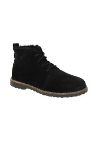Botine din suede negru, cu sistem de închidere cu șireturi, căptușeală din blană și talpă din cauciuc texturat. Prezintă un accent contrastant de tip plută în jurul talpii.