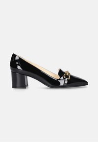 Décolleté in pelle verniciata nera con punta affusolata, tacco medio a blocco, accessori in metallo dorato e una finitura liscia e lucida.