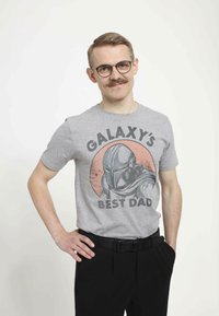 Star Wars STAR WARS: THE MANDALORIAN GALAXY MANDO UNISEX - Triko s potiskem - melange grey