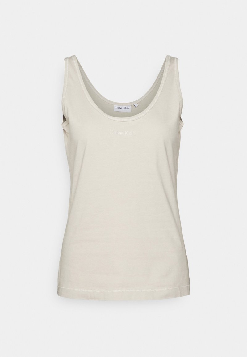 Débardeur beige sans manches avec encolure dégagée et logo subtil de la marque sur la poitrine, sur un fond clair uni.