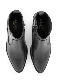 Botas de tobillo de cuero negro con puntera afilada, que cuentan con un zipper lateral y detalles acanalados en el cuello. Textura suave con un acabado pulido.