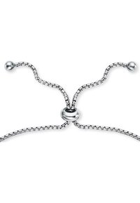 Silverkedja armband med ett centralt runt lås och två böjda strängar som slutar med små silverkulor. Slät, metallisk yta genom hela armbandet.