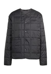 Veste matelassée noire avec un col rond et une fermeture à boutons-pression. Elle comporte deux poches avant et un petit logo sur la poitrine. Texture lisse.