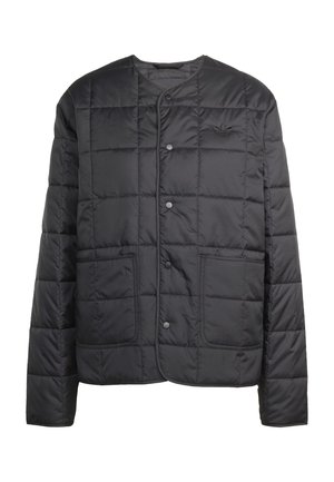 Chaqueta acolchada negra con cuello redondo y cierre de botones a presión. Cuenta con dos bolsillos delanteros y un pequeño logo en el pecho. Textura suave.