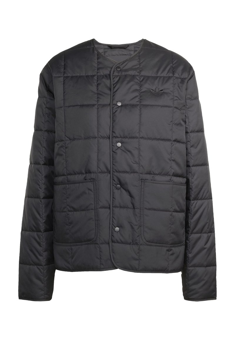 Veste matelassée noire avec un col rond et une fermeture à boutons-pression. Elle comporte deux poches avant et un petit logo sur la poitrine. Texture lisse.