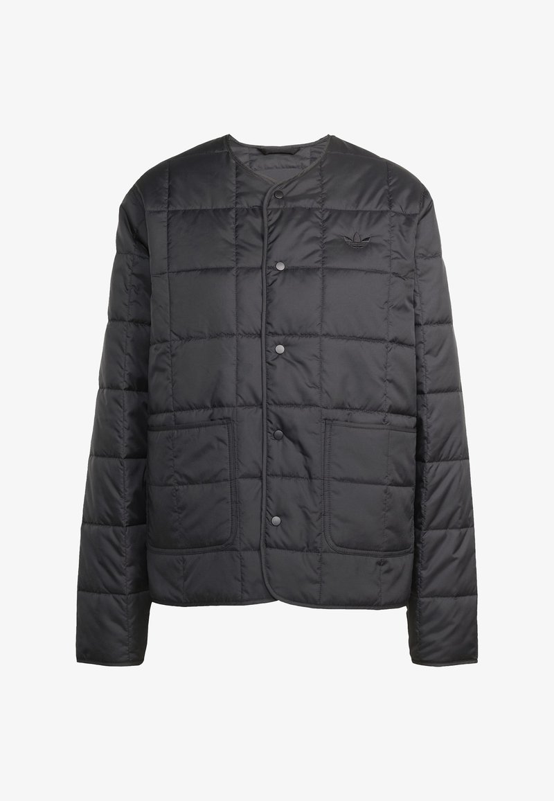 Veste matelassée noire avec un col rond et une fermeture à boutons-pression. Elle comporte deux poches avant et un petit logo sur la poitrine. Texture lisse.