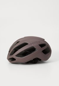 Kask kask rowerowy w matowym kolorze mauve o aerodynamicznej konstrukcji, z wieloma otworami wentylacyjnymi i regulowanym tylnym paskiem zapewniającym dopasowanie.
