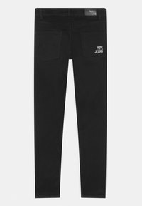 Černé džíny slim fit s hladkou texturou, dvěma zadními kapsami a bílým logem "Pepe Jeans" na pravé kapse.