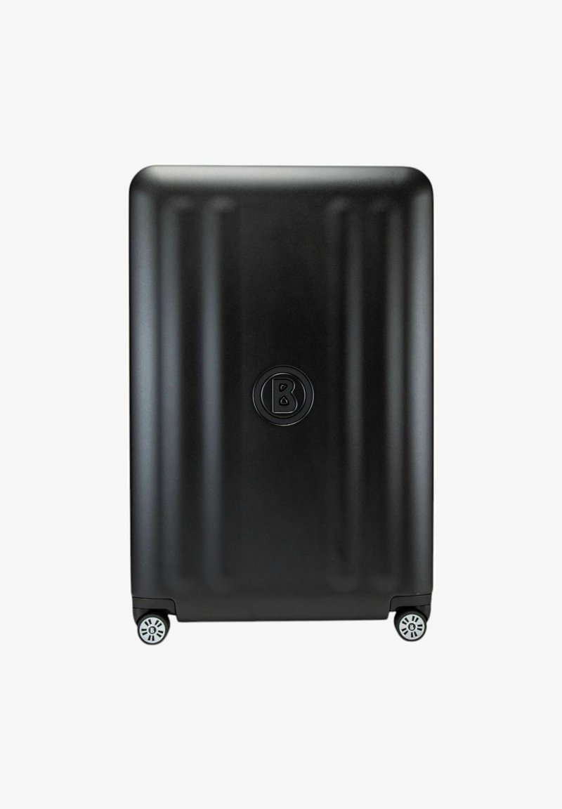 Schwarzer Hartschalenkoffer mit vertikalen Rillen, Logo in der Mitte und vier Rollen für Mobilität. Glatte Oberfläche, rechteckige Form, kompaktes Design.