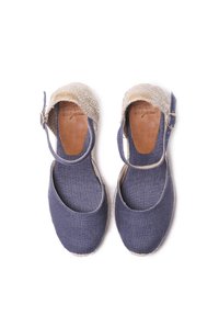 Námořnické modré plátěné espadrilky s pletenou jutovou podrážkou, otevřenou patou a nastavitelným řemínkem; strukturovaný svršek a hladká kožená vložka.