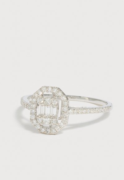Bague en argent avec un groupe rectangulaire de pierres claires taillées en baguette et rondes, montée sur un anneau fin également orné de petites pierres rondes.