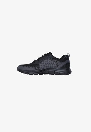 Zwarte sportieve schoenen met een ademend mesh bovenwerk, geprofileerd patroon, platte veters en een lichtgewicht, gevoerd zool met flex grooves.