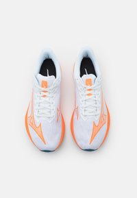 Mizuno WAVE REBELLION SONIC - Zapatillas running asfalto - white/light orange/blue ashes