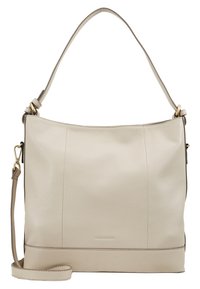 Beige läderhandväska med en slät textur, bred silhuett och justerbar axelrem. Har en subtil logotyp på framsidan.