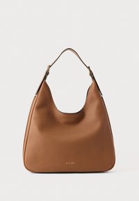 Bolso de cuero marrón con un diseño redondeado, que presenta una textura suave y herrajes en tono dorado. Logo en la base frontal. Correa de hombro ajustable.