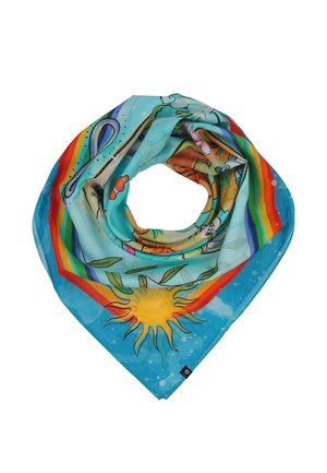 Bufanda colorida doblada con sol, rayas de arcoíris e ilustraciones inspiradas en la naturaleza sobre un fondo azul.