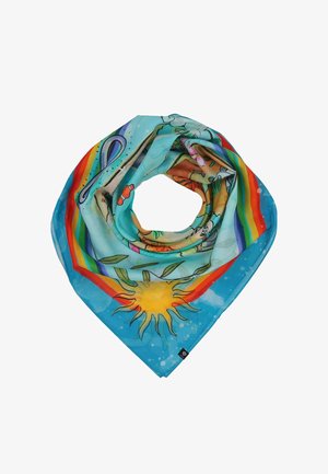 Összehajtott, színes sál nap-, szivárványsávokkal és természet ihlette illusztrációkkal kék háttéren.