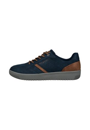 Niedriger dunkelblauer Sneaker mit braunen Akzenten, Schnürsenkeln und grauer Gummisohle, mit Perforation und "bugatti"-Markierung an der Seite.