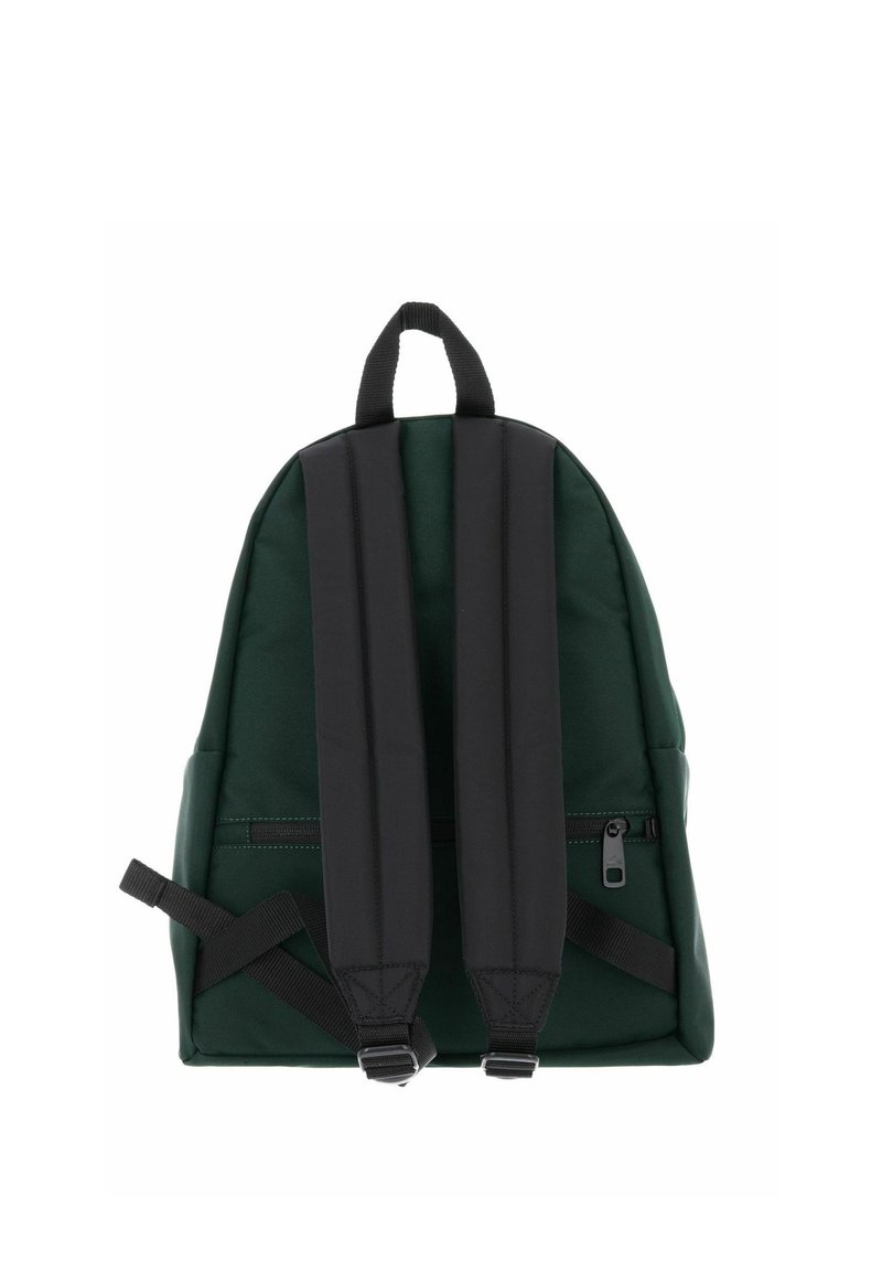 Zaino verde scuro con spallacci imbottiti neri, maniglia superiore per il trasporto e tasca posteriore con zip su sfondo bianco.