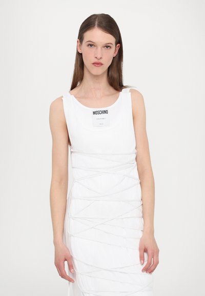 Rochie albă fără mâneci, cu un design ajustat, având bretele suprapuse și detalii cu panglică diagonală, evidențiind o textură netedă din bumbac.
