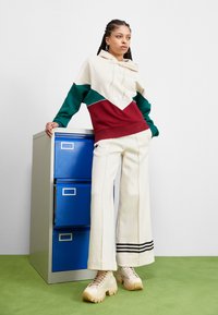 adidas Originals ADICOLOR NEUCLASSICS - Tréningruha alsók - white/black