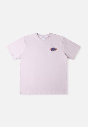 Lyserød bomuld T-shirt med korte ærmer, med en lille flerfarvet logo på venstre brystområde. Enkel, afslappet design.
