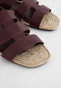 Next FISHERMAN- REGULAR FIT - Sandaalit nilkkaremmillä - burgundy red