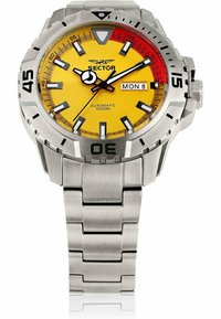 Orologio da polso in acciaio inox argentato con quadrante giallo rotondo, indici neri, accenti rossi e un display della data. Resistente all'acqua fino a 1000m.