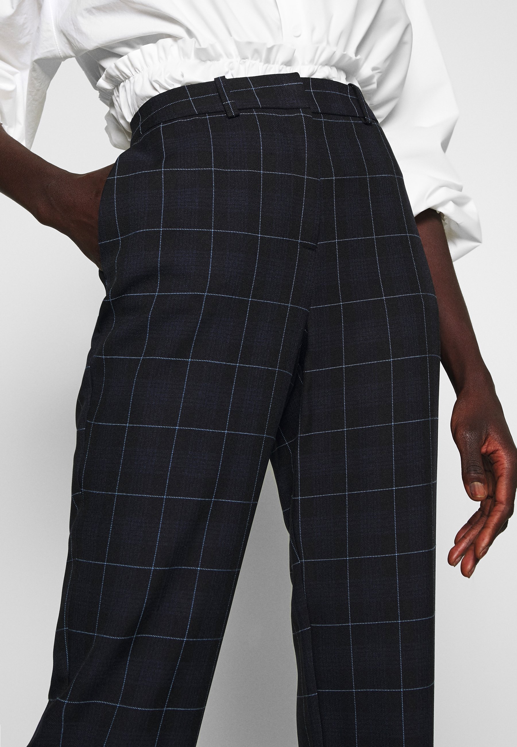 Dorothy Perkins Tall GRID CHECK ANKLE GRAZER Bukse navy Dorothy Perkins Maternity MATERNITY GRID CHECK ANKLE GRAZER - Bukse - black