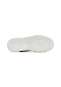 Semelle de chaussure en caoutchouc blanc avec une texture striée, présentant un motif circulaire près du talon et une zone centrale lisse.