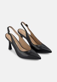Décolleté slingback neri in pelle liscia, con punta affusolata, tacco a basso blocco e un dettaglio in metallo circolare sulla cinghia.