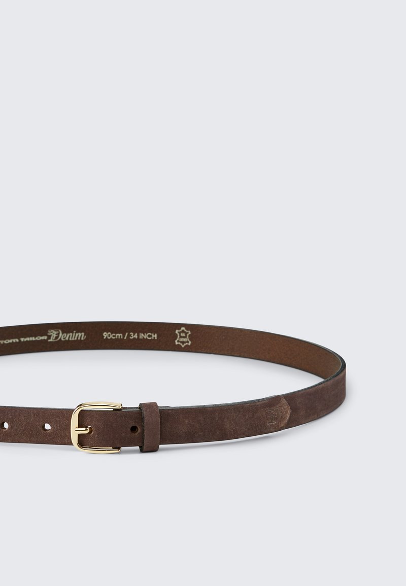 Rudas odinis diržas, 90 cm ilgio, su auksinės spalvos metaliniu sagtimi, keliais reguliavimo skylutėmis ir sklandžiu paviršiumi su minimaliais akcentais.