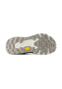 Semelle d'une chaussure de randonnée avec de profondes rainures en gris et blanc, présentant un logo Vibram jaune au centre.