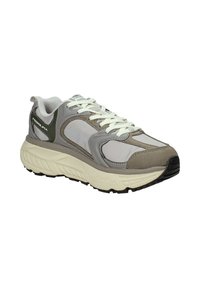Sneaker grigio e beige chiaro con pannelli in rete, dettagli testurizzati e lacci bianchi. Presenta una suola spessa e un design della punta arrotondata.