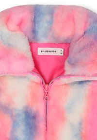 Giacca in pelliccia sintetica con un motivo tie-dye nei toni del rosa e blu, con una fodera rosa e una zip a forma di cuore. Etichetta del marchio: BILLIEBLUSH.