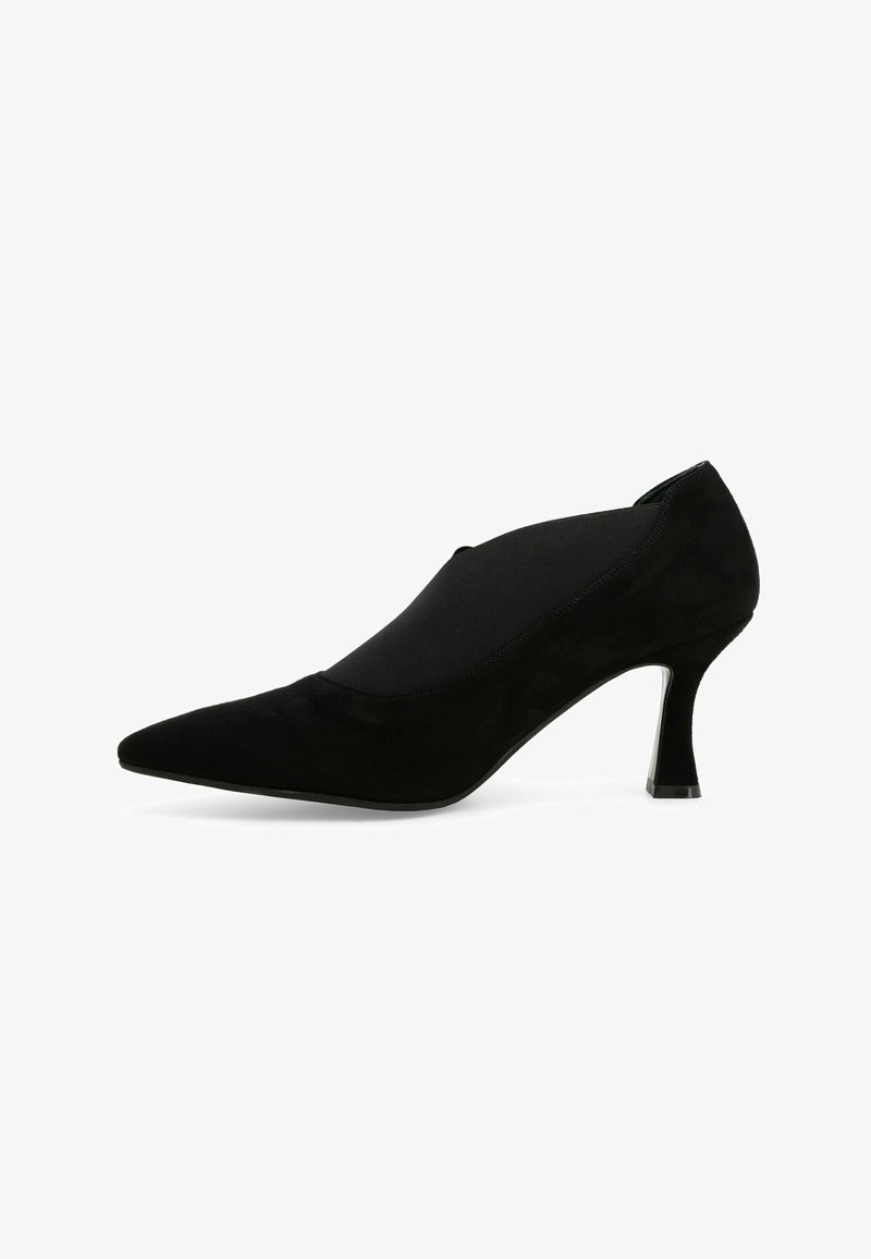 Scarpa con tacco alto in suede nera, con punta affilata e pannello laterale elastico. Il tacco è sottile e presenta un accentuazione metallica.