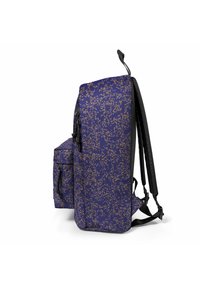 Mochila morada con un patrón dorado moteado, que cuenta con un bolsillo delantero, correas ajustables y un asa superior. Hecha de material de nailon.