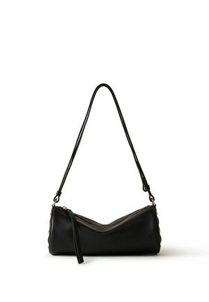 Sac à bandoulière cylindrique en cuir noir avec une longue bandoulière et une fermeture éclair, présenté sur fond blanc.