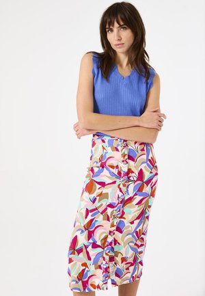 Gehaakte blauwe mouwloze top gecombineerd met een multicolor, gestructureerde knielange rok met een knoopsluiting aan de voorkant en bloemmotief.