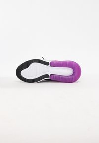 Podešev tenisky s černou gumovou základnou, bílou střední podesvu a fialovou částí na patě. Texturovaná pro lepší uchopení s tvarovanými akcenty v hladkém designu.