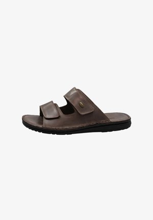 Sandalo in pelle marrone con punta aperta, due cinturini regolabili e suola in gomma nera, mostrato di lato su sfondo bianco.