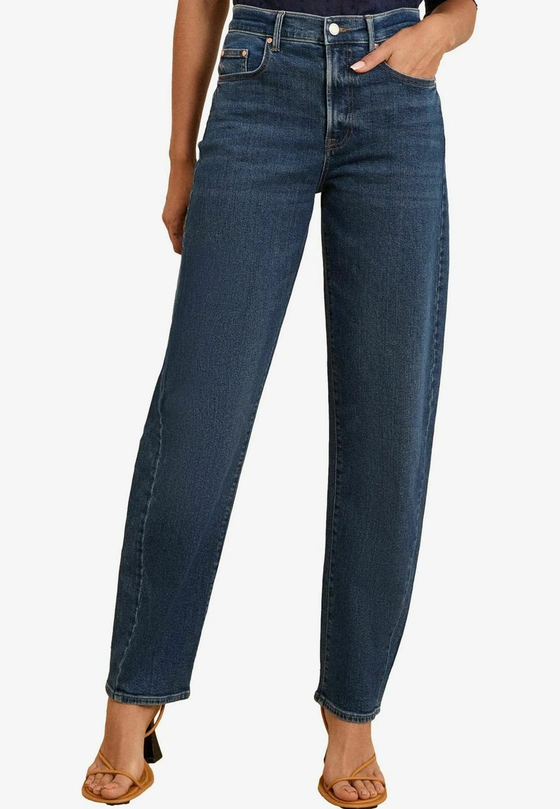 Jeans de tiro alto de color azul oscuro, diseño de pierna recta, tela de mezclilla, estilo de cinco bolsillos, con detalles de costura sutiles y cierre de botón.