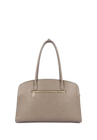 Sac à main en cuir taupe avec deux longues anses, une poche zippée horizontale dorée à l'avant, et un design minimaliste et lisse.