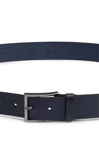 Ceinture en cuir bleu marine avec une boucle rectangulaire en argent. Texture lisse, plusieurs trous pour l'ajustement. Nom de la marque "Hugo" embouti sur le cuir.
