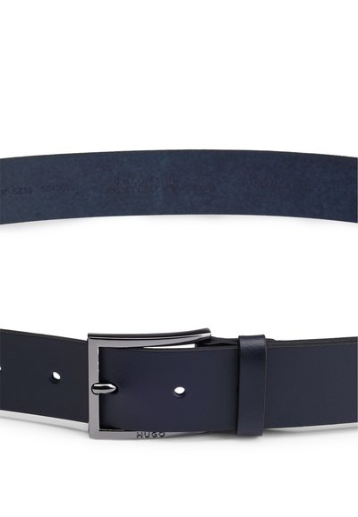 Ceinture en cuir bleu marine avec une boucle rectangulaire en argent. Texture lisse, plusieurs trous pour l'ajustement. Nom de la marque "Hugo" embouti sur le cuir.